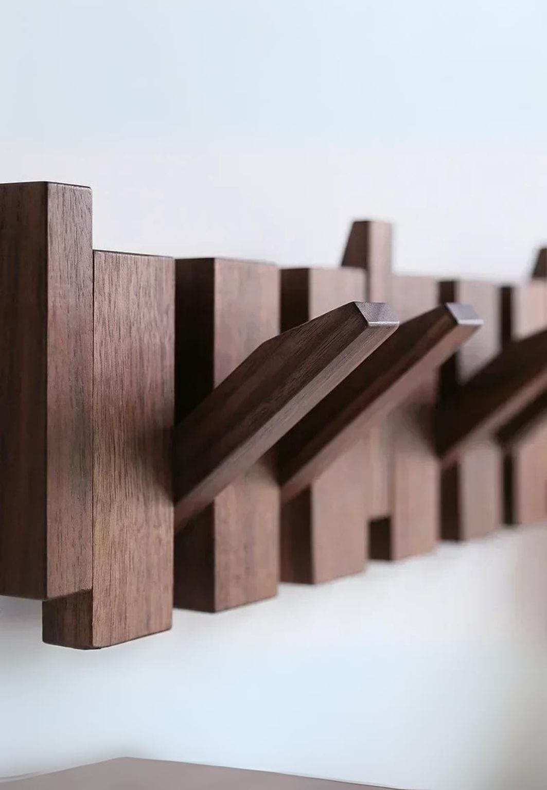 Porte manteau mural design en bois foncé 6 patères | Le Porte Manteau B6